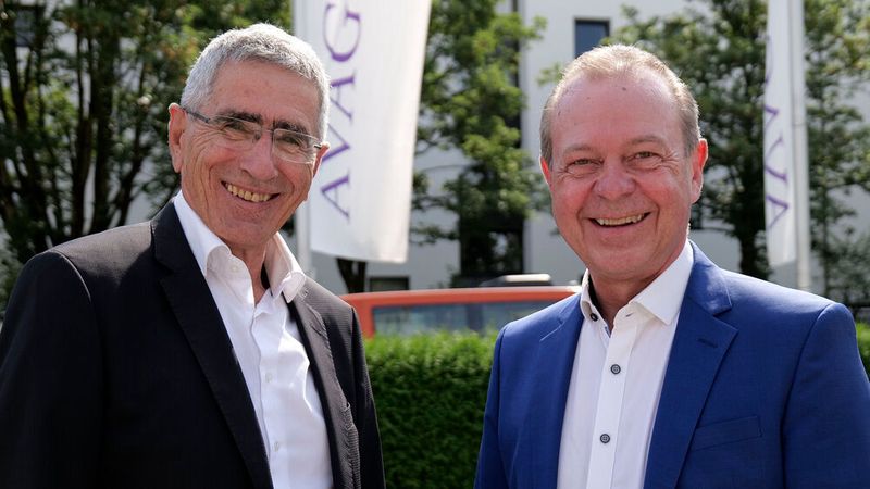 Peter Müller (links) freut sich auf mehr Zeit fürs Radeln und seine Familie, Andreas Mutschler auf seinen neuen Job: „Wir bieten vom Cityflitzer über XXL-Transporter bis hin zu Sonderumbauten jedes Fahrzeug für jeden Bedarf.“(Bild:  AVAG)