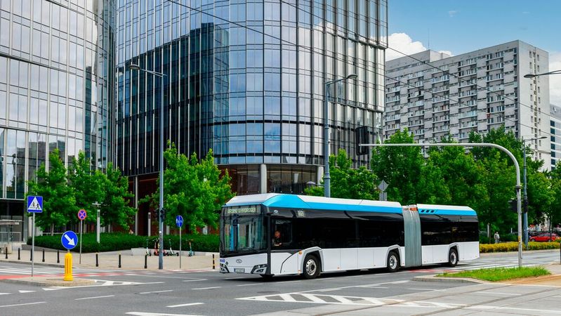 Zwei „Urbino 18 Hydrogen“-Gelenkbusse werden 2024 in Aschaffenburg unterwegs sein.(Bild:  Autoren-Union Mobilität/Solaris)