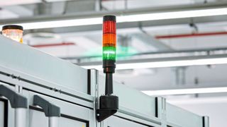 Die Signalsäule PSD-S 50 mit drei Signalelementen in Standard-Ampelfarben (Phoenix Contact)