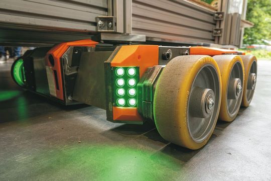 Am KIT in Karlsruhe ist es gelungen, ein Transportsystem zu entwickeln, in dem bis zu 15 Transportfahrzeuge als Schwarm miteinander gezielt arbeiten. Eine Person allein könne diesen Schwarm koordinieren. Wie das geht, verraten die Beteiligten Wissenschaftler hier ... Am KIT in Karlsruhe ist es gelungen, ein Transportsystem zu entwickeln, in dem bis zu 15 Transportfahrzeuge als Schwarm miteinander gezielt arbeiten. Eine Person allein könne diesen Schwarm koordinieren. Wie das geht, verraten die Beteiligten Wissenschaftler hier ...