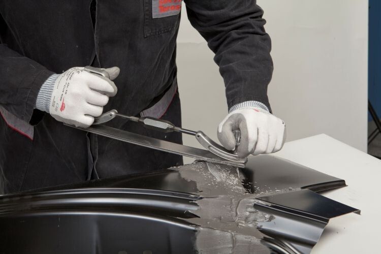 „Terokal 5010 TR“ eignet sich gut zum anschließenden Hobeln. (Foto: Henkel)