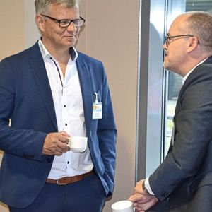 Peter Rebehn (l.) im Gespräch mit LP-Chefredaktuer Marc Platthaus beim Praxistag HPLC 2019 in Köln.
