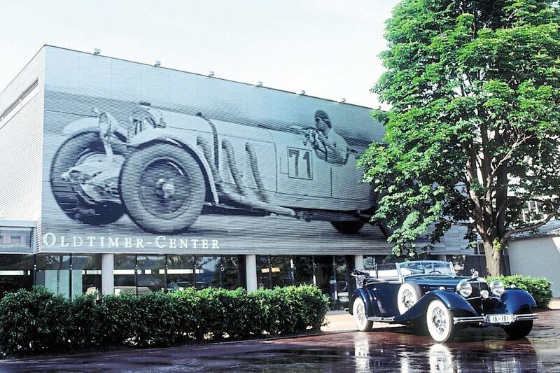 Klassikkompetenz von Weltrang: Das Mercedes-Benz Classic Center wird 1993 in Fellbach bei Stuttgart eröffnet, damals noch unter dem Namen Oldtimer-Center. Hier ein Foto aus dem Eröffnungsjahr. (Daimler)