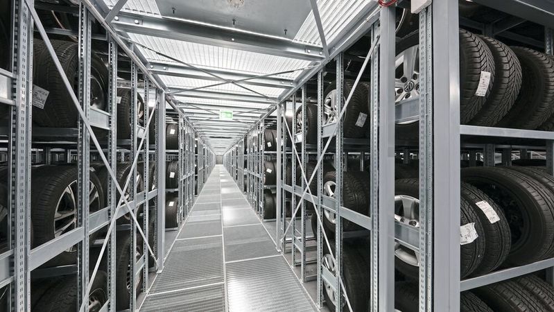 Ganz gleich, für welche Möglichkeit der Räderlagerung sich der Betrieb entscheidet – die Software sollte mehr können, als nur den Lagerort zu speichern.(Bild:  Autohaus Wolfsburg)