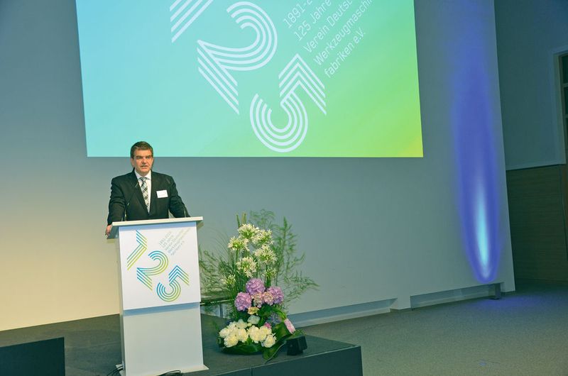 Dr. Heinz-Jürgen Prokop: „Aus einer Position der Stärke heraus gilt es für die deutschen Werkzeugmaschinenhersteller, die Veränderungen in den Märkten, bei den Kunden, der Technik und den Produkten zu nutzen, um neue Chancen für mehr Wettbewerbsfähigkeit zu generieren.“ (Jablonski / Vogel Business Media)