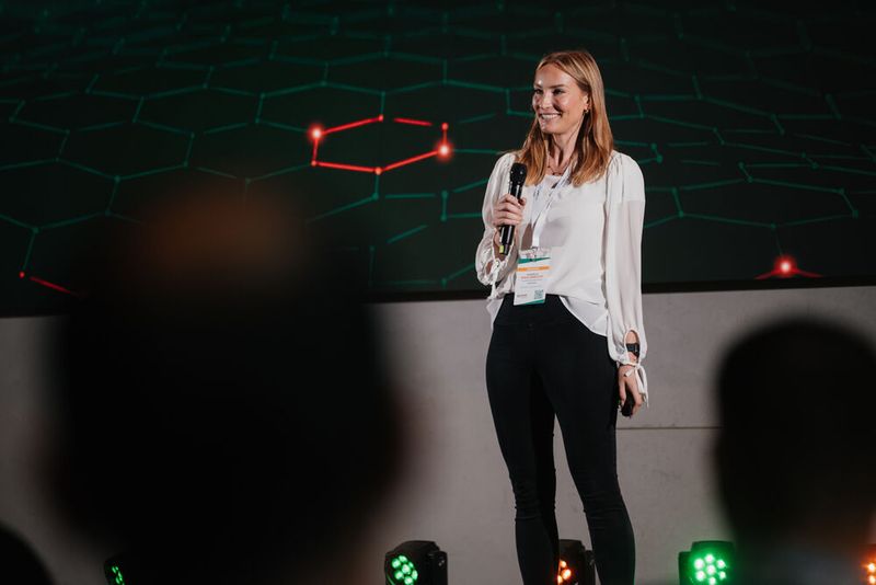 Daniela Englbrecht von Cancom begeistert mit ihrem Pitch zur Revolution der Multicloud-Journey.  (Bild: Manuel Emme Fotografie / Vogel IT-Akademie)