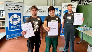 Die drei besten Kfz-Gesellen Thüringens: (v. l.) Eric Bauriedl, Felix Schneider und Alexander Troske. (Bild: Kfz-Gewerbe Thüringen)