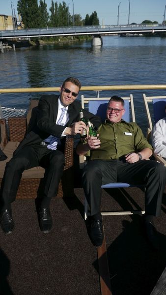 Stoßen auf ein erfolgreiches Jahr 2015 an: (v.l.) Robert Schneider (Ferrari Electronic) und René Nickel (Komsa) (Bild: Ferrari Electronic)