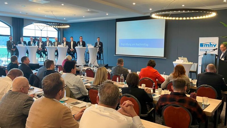 Präsident Werner Prange (r.) hält bei der Mazda-Händlerverbandstagung in Osnabrück-Melle sein „Wort zum Sonntag“. Seine Rede richtet er insbesondere an die Vertreter von Mazda Motors Deutschland und Mazda Finance (l. auf der Bühne). (Bild:  Doris Pfaff - VCG)