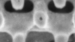 Photonische Kristalle sammeln sichtbares Licht. Damit soll sich die Effizienz von LEDs erhöhen lassen. (Bild: Andreas Fröhlich, KIT)