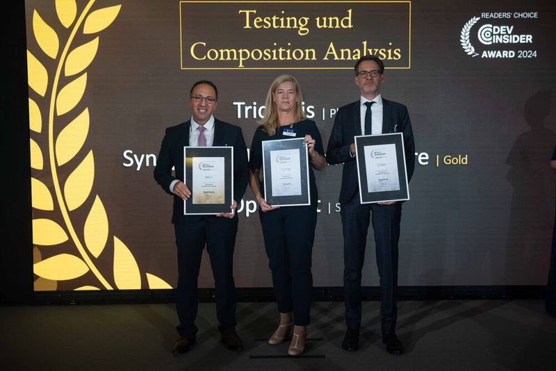 Den Abschluss der Dev-Insider Readers’ Choice Awards bildet die Kategorie „Testing und Composition Analysis“. Hier haben die Leserinnen und Leser wie folgt abgestimmt: Tricentis erhält die Platin-Trophäe, die Andrea Dreger entgegennimmt, Mohamad Sanan vergoldet seinen Auftritt für Synopsys / Black Duck Software, und Silber ist für OpenText und André Beuth reserviert. (Bild: Manuel Emme Fotografie)