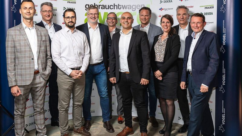 Platz 5 für Autohaus24 in Eching: das Team mit Sponsoren und Jury. (Bild: Stefan Bausewein)
