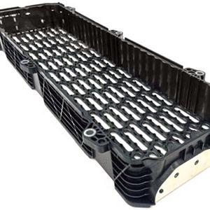 Siebenwurst ist in erster Linie bekannt für seine hochwertigen und komplexen Werkzeuge und Formen im Bereich der Automotive-Industrie. Das Unternehmen sieht sich als gut aufgestellter und zudem weltweit aktiver Komplettanbieter in diesem Bereich sowohl für die Zulieferer als auch für die OEM. Auch im Bereich der Formen für automotive Batterien ist das Unternehmen aktiv. Im Bild das gemeinsam mit Lucid entwickelte Batteriemodul. Es basiert auf Aluminiumeinlegern, überflutet mit PC-GF20, und wird im neuen Lucid Air verbaut.(Bild:  Siebenwurst)