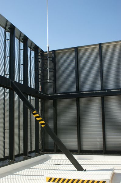 Hier ist das Konstrukt einmal aus der Nähe zu sehen. Die Ansicht stammt vom Dach. Diese Hülle hat gleich mehrere Vorteile: Es kann Licht und Luft durch. Einige Datacenter-Räume haben dadurch Tageslicht und die IT-Räume bekommen eine freie Kühlung. Dabei wird die Luft mehrfach gefiltert: zunächst durch eine Art engmaschiges Fliegengitter, dann durch synthetische Watte und schließlich durch Wasserfilter, für die ebenfalls das aufgefangene Regenwasser hergenommen wird.  (Ulrike Ostler)