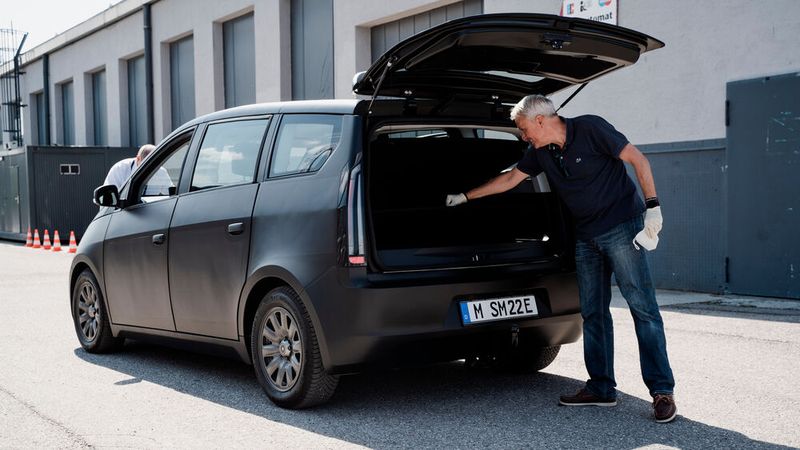 Die Ladekante am Sion soll in der Serienvariante noch vier Zentimeter niedriger werden. (Bild: Sono Motors)