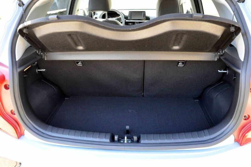 Das Kofferraumvolumen beträgt 255 Liter und bietet höchstens für kleines Gepäck Raum. (Simon/»kfz-betrieb«)