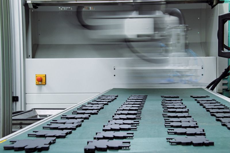 Bild 4: In dieser Produktion werden verschieden große Kunststoffgehäuse in hohen Stückzahlen produziert. (Bild: Phoenix Contact)