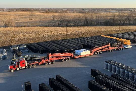 Zwei gigantische Engel-Spritzgießmaschinen mit je 8.000 Tonnen Schließkraft haben ihren Weg von Österreich in die USA geschafft. Hier ein Blick auf einen der dafür nötigen 29 Lkw-Ladungen. Nach über zwei Jahren Projektdauer, arbeiten nun beide Spritzgießriesen. Hier einige Details. Zwei gigantische Engel-Spritzgießmaschinen mit je 8.000 Tonnen Schließkraft haben ihren Weg von Österreich in die USA geschafft. Hier ein Blick auf einen der dafür nötigen 29 Lkw-Ladungen. Nach über zwei Jahren Projektdauer, arbeiten nun beide Spritzgießriesen. Hier einige Details.
