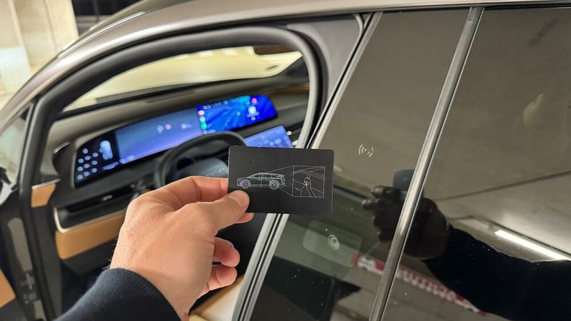 Der Zugang zum Fahrzeug nervt: Schlüssel, Karte oder automatisches Auf-/Absperren – man weiß nie, was funktioniert. Auch die versenkbaren Türgriffe fühlen sich wacklig an. (Bild: Schreiner – »kfz-betrieb«)