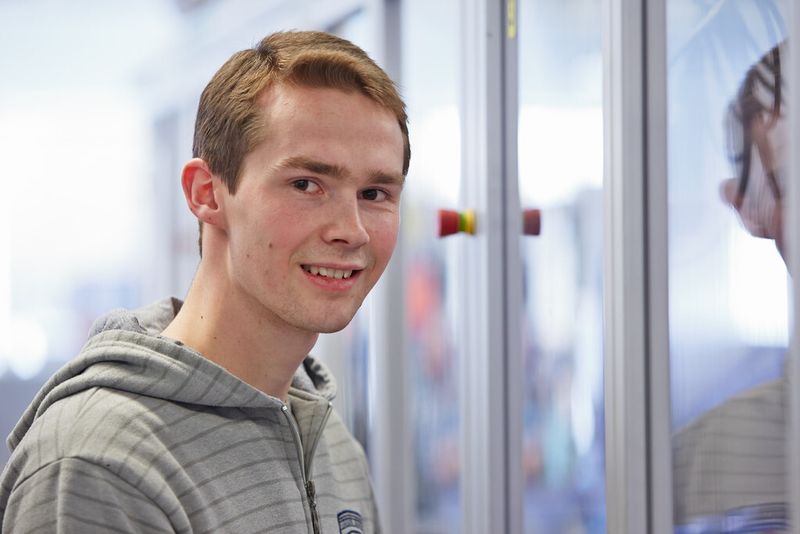 Tobias Maier, Leiter des Projekts „Neues Beleuchtungskonzept für Montagemaschinen“ (Bild: Phoenix Contact)