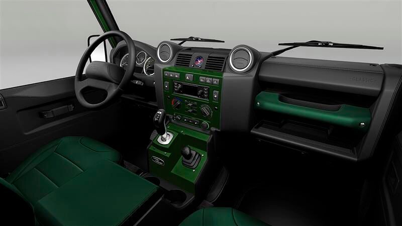 Im Innenraum erwartet den Fahrer edles „Bridge of Weir Semi-Anilinleder“ in Bottle-Green, das bis zu den Haltegriffen reicht. Das Armaturenbrett ziert eine Uhr mit blauem Zifferblatt und rotem Streifen, inspiriert von Pol Roger, Sir Winston Churchills bevorzugter Champagnermarke. Zudem ist ein Infotainment-System verbaut, das moderne Funktionen wie Navigation, DAB-Radio und Bluetooth mit einem klassischen Design verbindet. (Bild: JLR)