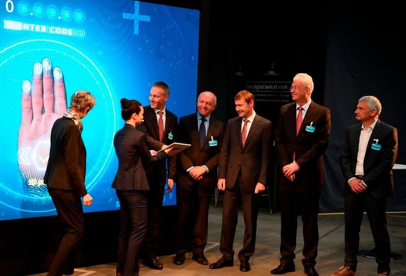 Betriebsratsvorsitzende Birgit Steinborn, Jan Mrosik, Landrat Thomas Habermann, Klaus Helmrich, Wolfgang Heuring und Werkleiter Peter Deml (v.l.) eröffnen die „Arena der Digitalisierung“.  (Stefanie Michel/MM)