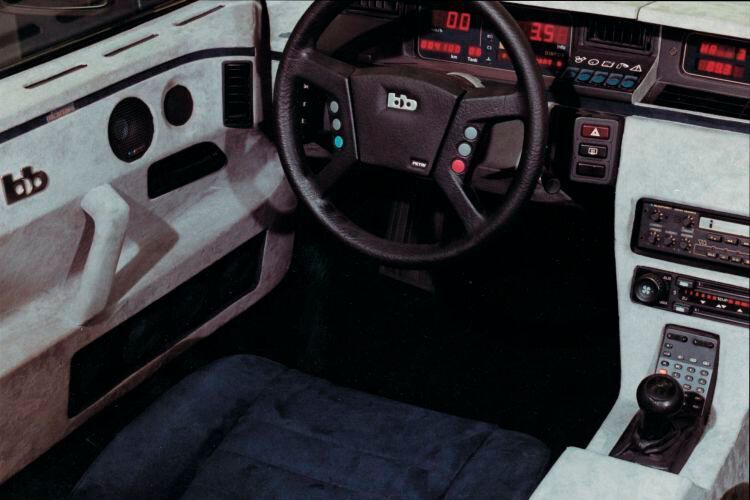 Nicht nur in Sachen Außendesign machte sich Buchmann einen Namen.  Er erfand auch einige Elektronik-„Gimmicks“ wie die Lenkradfernbedienung und brachte Digitalanzeigen lange vor den Autobauern in Serie, wie das Beispiel dieses Porsche 928 zeigt. (Buchmann)