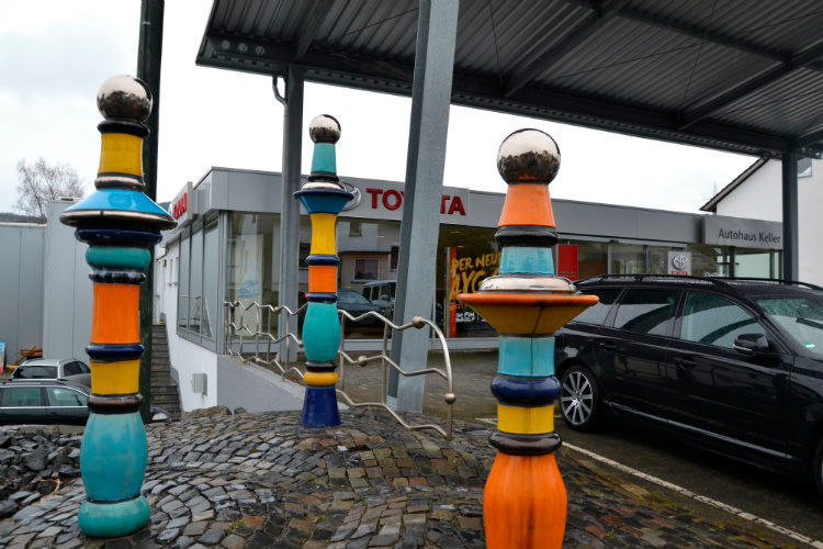 Die farbenfrohe Kunstinstallation vor dem Autohaus ist ein gelungener Blickfang.  (Mauritz)