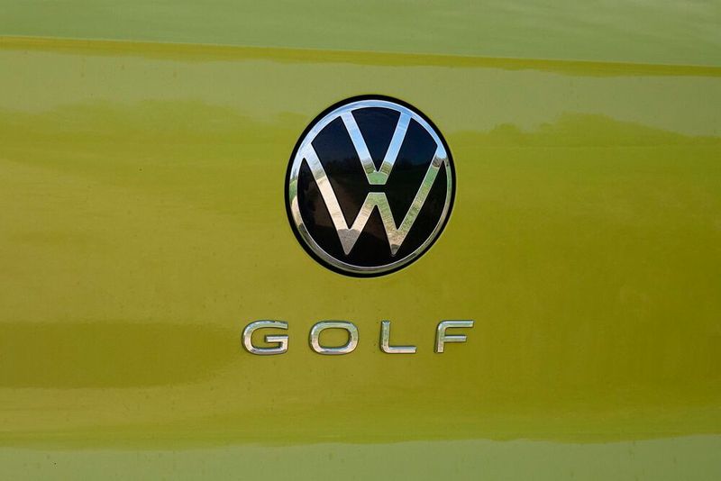 Das neue, zweidimensionale Markenlogo und der Modell-Schriftzug sitzen mittig in der Heckklappe. (Bild: Rosenow/»kfz-betrieb«)