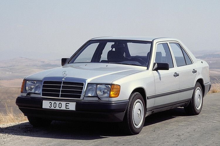 Auch der Mercedes-Benz 300 E mit 140 kW/190 PS verdankte sein Tempo von maximal 230 km/h der aerodynamisch geglätteten Formensprache der Baureihe W124. (Foto: Mercedes-Benz)