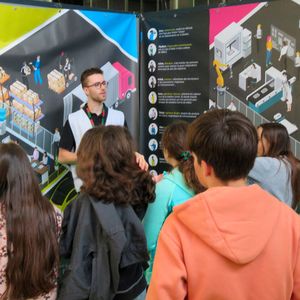 Dès le lundi, les visites des étudiants ont commencé par la découverte des métiers du décolletage et de l’usinage de précision grâce à l’espace SMILE, organisé par le SN Dec. (Source :  simodec@rochexpo.com)