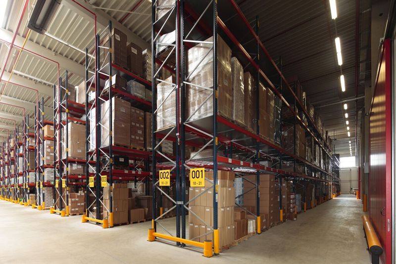 Auch bei der Sicherheit investiere das Unternehmen viel Geld. Sprinkleranlagen sollen einen Brand im Logistikzentrum verhindern. (Bild: Freyler)