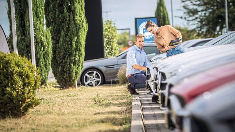 Experten fürchten wegen der aktuellen Krise ein sinkendes Konsumverhalten. Das zeigt sich auch im Autohandel. Laut Puls-Studie wollen 28 Prozent der befragten Kunden ihren geplanten Kauf verschieben.(Bild:  ProMotor /  Pixabay)