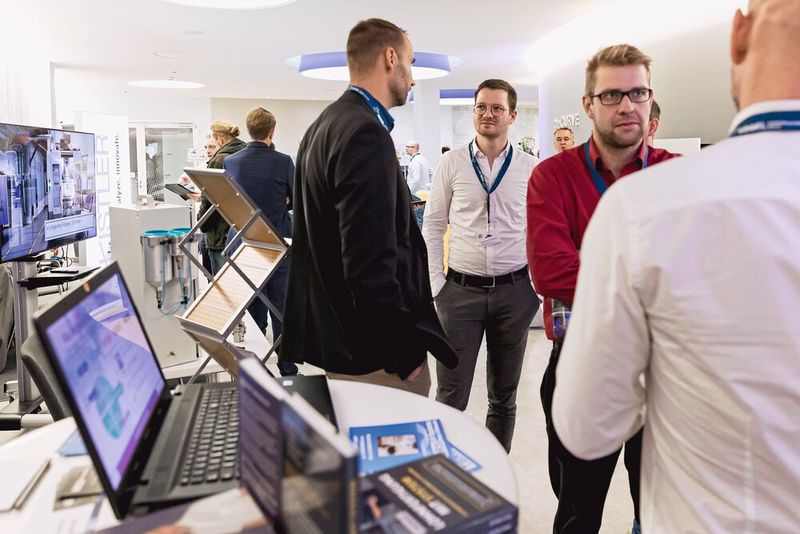 In den Pausen lohnte sich ein Besuch der Ausstellung. (Bild: Stefan Bausewein)