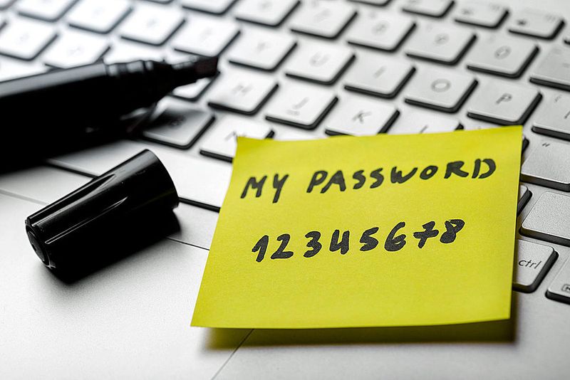 Die richtige Systemlösung ist entscheidend für die Passwortsicherheit. Ihr Passwortmanager sollte zufällige Passwörter generieren und rollenbasierte Berechtigungen auf Passwörter ausgeben können. Er beinhaltet eine Kontrolle über gemeinsam genutzte Zugangsdaten und setzt diese auch außer Kraft, wenn Mitarbeiter die Behörde verlassen. (ronstik – stock.adobe.com)