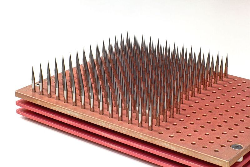 Zu sehen ist hier kein Nadelkissen, sondern fertigbearbeitete Mikrowerkzeuge direkt aus der Produktion von Zecha. (Bild:  Blum-Novotest)