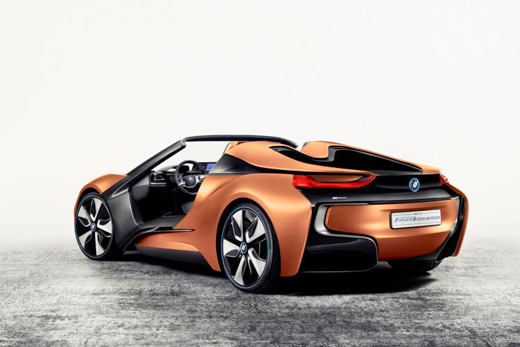 Es wird leider keinen BMW i8 Spyder geben. Das in Las Vegas gezeigte Concept Car wurde ausgewählt, um das futuristische Cockpit besser zeigen und erlebbar machen zu können. (Foto: BMW)