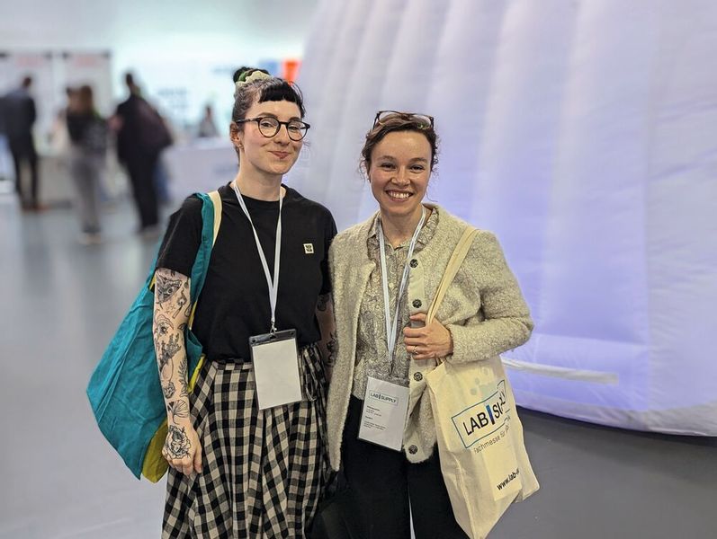 Besucherstimmen der LAB-SUPPLY Wien 2025  Alexsandra Kastrinakis (l.) und Azra Mustedaganic von der Universität für Bodenkultur Wien:  Mustedaganic: „Was ich sehr schön fand, war das persönliche Treffen mit den Leuten, die ihre Produkte hier vorgestellt haben. Alle wichtigen Laborbereiche sind hier gut abgedeckt, von Kits, über Analysegeräte, bis zu Sicherheits- und Erste-Hilfe-Maßnahmen sowie Dokumentation wie E-Journals und das Managen von Wägesystemen.“  Kastrinakis: „Auch die Vorträge waren sehr vielfältig. Mir hat der Vortrag ‚Moderne Sterilisationsmethoden in der Zellkultur‘ sehr gut gefallen. Der war interaktiv, und der Referent hat sich für Fragen Zeit genommen.“    Mehr Infos zu den kommenden LAB-SUPPLY-Messen finden Sie auf www.lab-supply.info (Bild: VCG – Lüttmann)