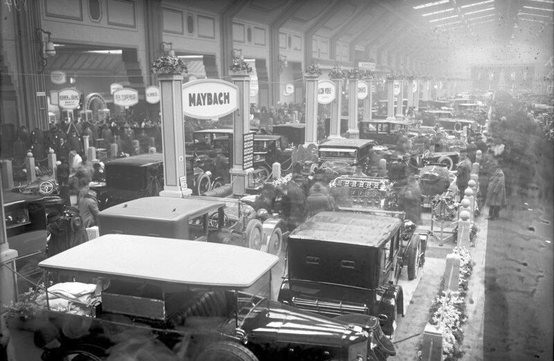 1924: Maybachs Automobile auf der Automobilausstellung in Berlin. (Eröffnung der Automobil-Ausstellung.jpg / Georg Pahl / CC BY-SA)