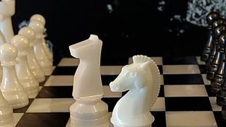 Der Verfahrensvergleich: vorne der 3D-gedruckte Springer, hinten der konventionell gefertigte. (Simone Käfer)