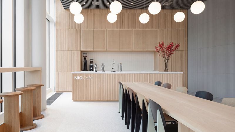 Im Nio-House in Berlin spielen Autos nicht die Hauptrolle. Es gibt dort ein Café, ... (Bild: Nio)