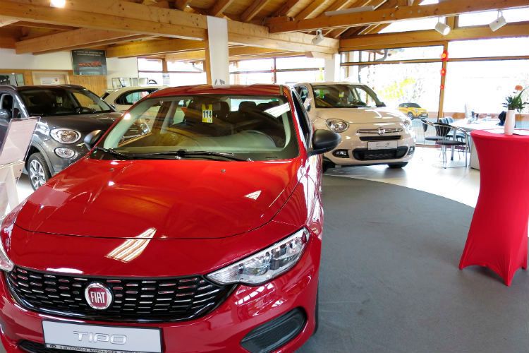 Das Autohaus setzt auf viel Holz im Showroom. (Foto: Lulei)