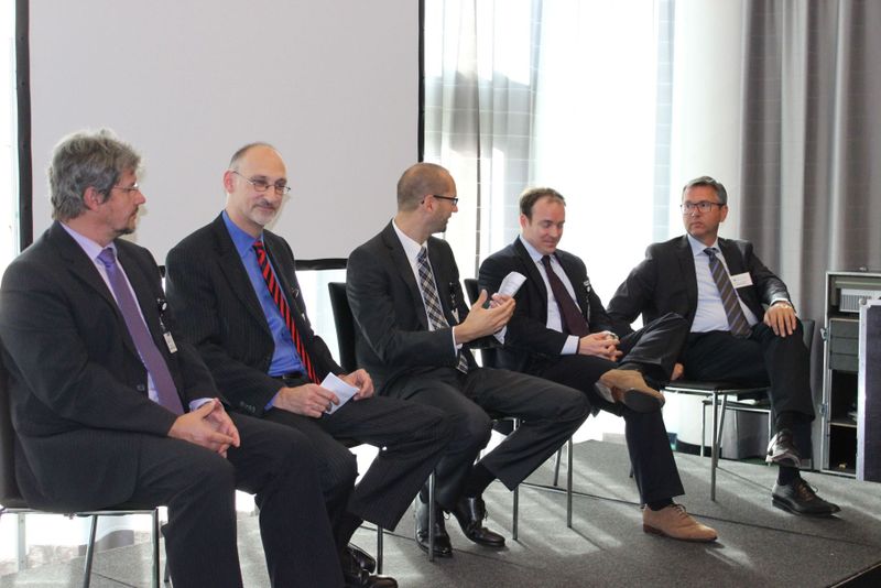 Mobility im Automotive-Sektor - das war Thema des Panels von Dr. Markus Schütten (in der Mitte). Weitere Teilnehmer (v.l.): Dr. Carsten Günther, Heidelberg Mobil International; Peter Schorn, Lineas; Richard Malley, M-Way Solutions und Christian Huthmacher, Commsult. (Vogel IT-Medien)