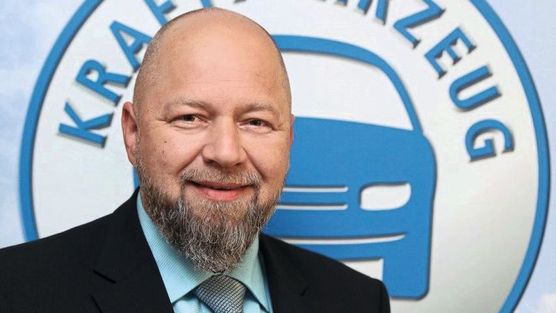 Hamburgs Obermeister und Präsident des Kfz-Landesverbands, Martin Krohn, sorgt sich, dass einige Betriebe in Sachen E-Mobilität den Anschluss verlieren könnten. Hamburgs Obermeister und Präsident des Kfz-Landesverbands, Martin Krohn, sorgt sich, dass einige Betriebe in Sachen E-Mobilität den Anschluss verlieren könnten.