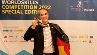 Der deutsche Kfz-Mechatroniker Stefan Mißbach erkämpfte sich bei den Worldskills 2022 Special Edition in Dresden eine Goldmedaille (Bild: Schmidt/autoFACHMANN)