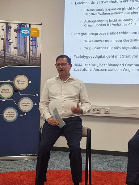 „Wir konnten ein leichtes Umsatzwachstum verzeichnen, gleichzeitig nehmen wir die rückläufige Auftragsdynamik sehr ernst“, erklärt Dr. Michael Löbig, CFO der HIMA Group. „Mit Blick auf geopolitische Risiken, Währungseffekte und die Investitionszurückhaltung in einzelnen Märkten bleiben wir vorsichtig.” (Bild: PROCESS/Stephan)