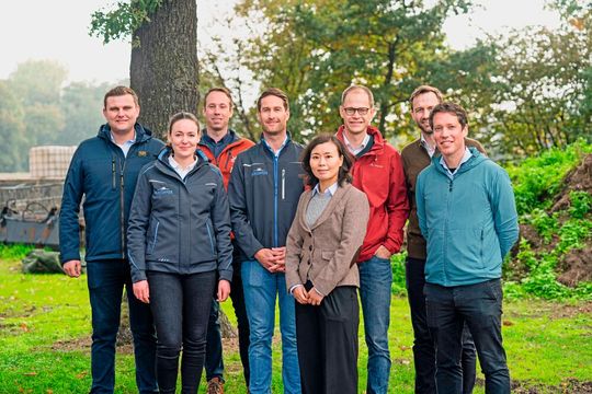 Das Projektteam „Klimahöfe“ (v.l.): Steffen Berchtold (Gropper), Katharina Hackstein (Molkerei Moers Frischeprodukte), Simon Ickerott (Landwirtschaftskammer NRW), Matthias Fried (Molkerei Moers Frischeprodukte), Xian Tian, Elias Schwenk, Alexander Sack und Jan Bethge(Bild:  Dr. Oetker)