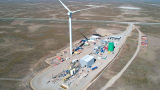 Porsche testet die E-Fuels-Produktion mit seiner Pilotanlage in Chile. Der ZDK hofft, dass die EU mit ihrer Entscheidung den Weg für Investoren frei macht, damit sie in die Produktion synthetischer Kraftstoffe einsteigen. (Bild: Porsche)