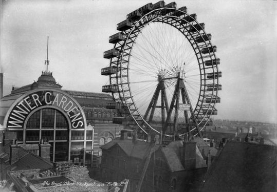 Das erste Riesenrad in Blackpool, bekannt als das Blackpool Gigantic Wheel oder Big Wheel, wurde am 22. August 1896 eröffnet. Es war beeindruckende 67 Meter hoch und beherbergte 30 Gondeln, die jeweils Platz für bis zu 30 Passagiere boten. Angetrieben von einer Dampfmaschine dauerte eine vollständige Umdrehung des Riesenrads etwa 30 Minuten. (Bild:   / CC0)