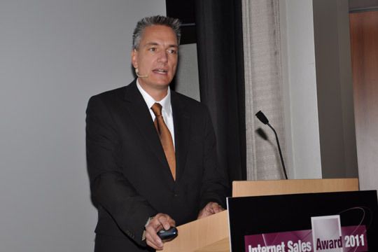 »kfz-betrieb«-Chefredakteur Wolfgang Michel präsentierte die top-platzierten Betriebe des Internet Sales Award in Frankfurt. (Wehner)